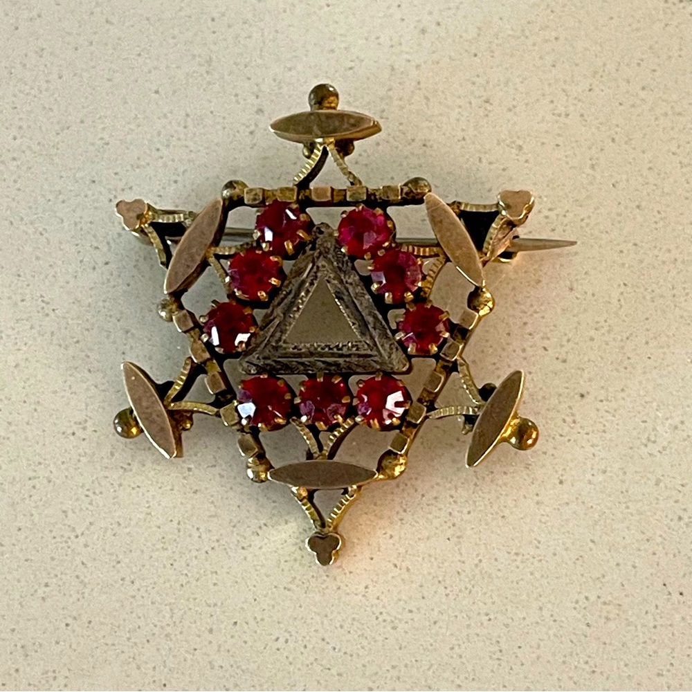 Elegant 10kt. Yellow Gold and Red stone Brooch